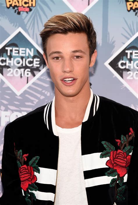 Apr 2, 2015 · Cameron Dallas is an American internet personality, actor, model, and singer. When asked about his background, Cameron stated “25% Mexican 25% German 50% Scottish.” Cameron’s mother is of half German and half Mexican descent. A picture of Cameron with his mother and sister can be seen here. 